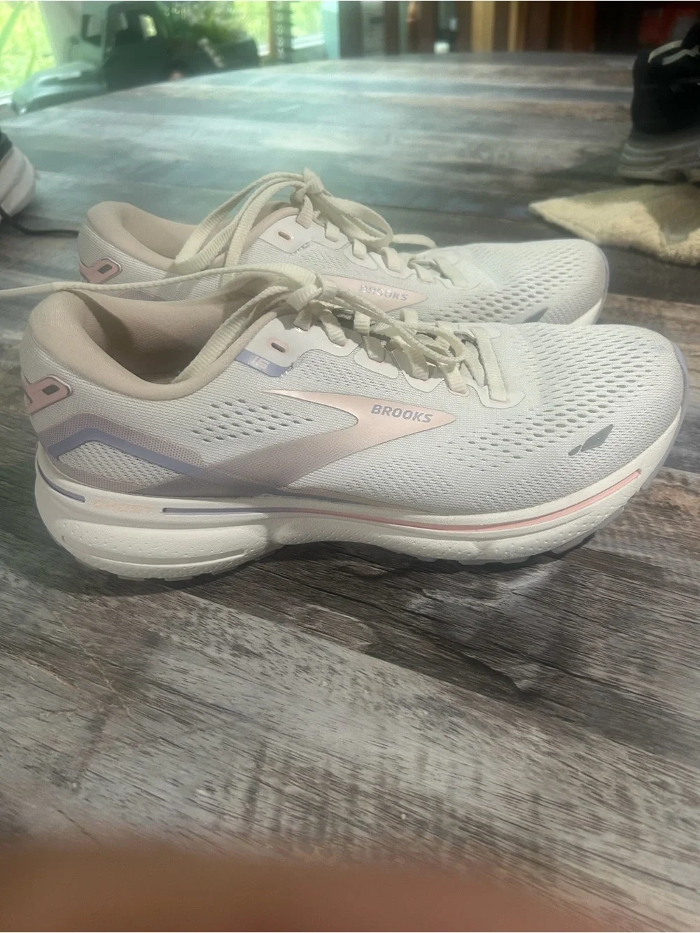 Brooks size 8 Women's Running Sneakers - Light Gray with Pale Pink Accents